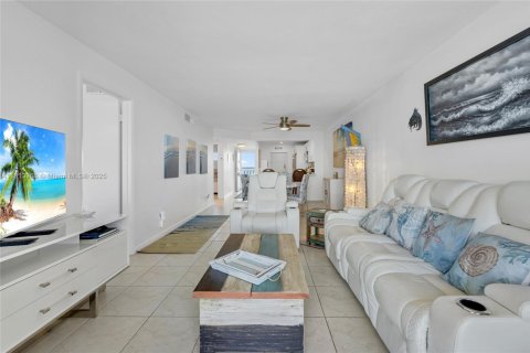 Condo in Jensen Beach, Florida, 2 bedrooms  № 1796461 - photo 19
