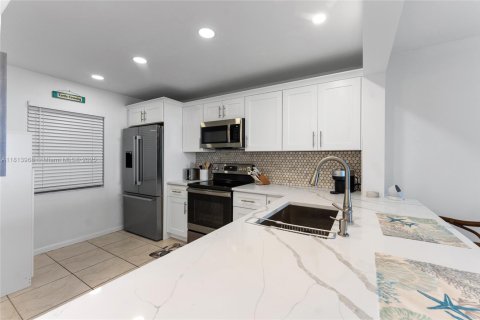 Condo in Jensen Beach, Florida, 2 bedrooms  № 1796461 - photo 10