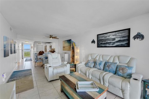 Condo in Jensen Beach, Florida, 2 bedrooms  № 1796461 - photo 21