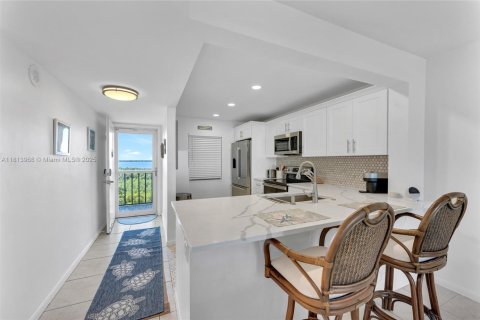 Condo in Jensen Beach, Florida, 2 bedrooms  № 1796461 - photo 15