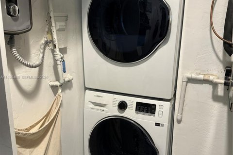 Condo in North Miami, Florida, 1 bedroom № 1997452 - photo 16