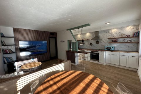 Condo in North Miami, Florida, 1 bedroom № 1997452 - photo 2