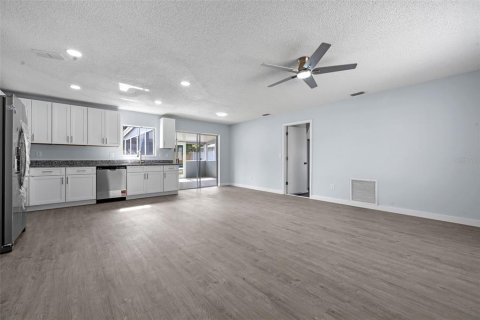 House in Deltona, Florida 3 bedrooms, 117.61 sq.m. № 1655050 - photo 12