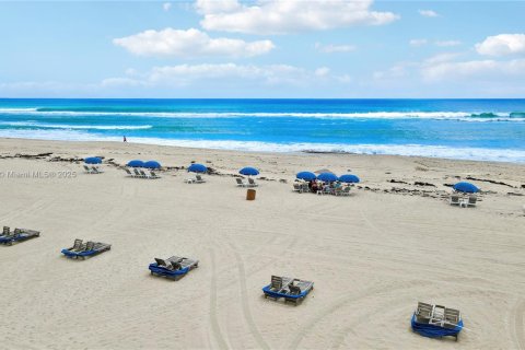 Купить кондоминиум в Ривьера-Бич, Флорида 2 спальни, № 1957943 - фото 28