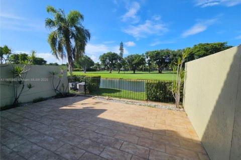 Touwnhouse à louer à Doral, Floride: 3 chambres, 159.05 m2 № 1924765 - photo 11