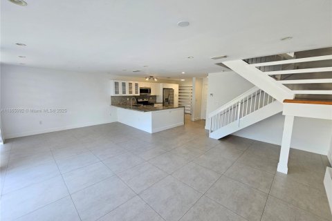 Touwnhouse à louer à Doral, Floride: 3 chambres, 159.05 m2 № 1924765 - photo 7