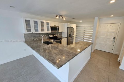 Touwnhouse à louer à Doral, Floride: 3 chambres, 159.05 m2 № 1924765 - photo 5