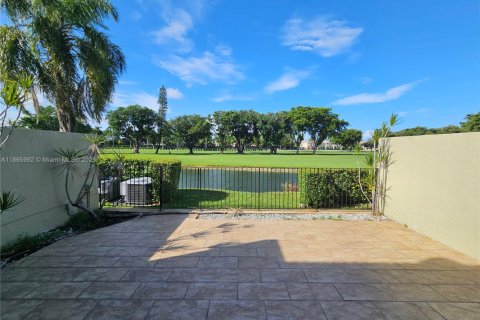 Touwnhouse à louer à Doral, Floride: 3 chambres, 159.05 m2 № 1924765 - photo 12