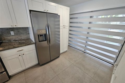 Touwnhouse à louer à Doral, Floride: 3 chambres, 159.05 m2 № 1924765 - photo 6