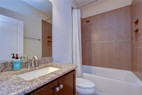 House in Brandon, Florida 4 bedrooms, 177.72 sq.m. № 2308878 - photo 20