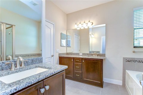 House in Brandon, Florida 4 bedrooms, 177.72 sq.m. № 2308878 - photo 16