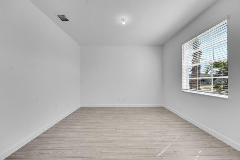 House in St. Lucie, Florida 4 bedrooms, 239.69 sq.m. № 2256407 - photo 8