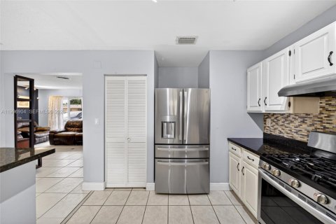 Casa en alquiler en Miami, Florida, 3 dormitorios, 100.15 m2 № 2065752 - foto 18