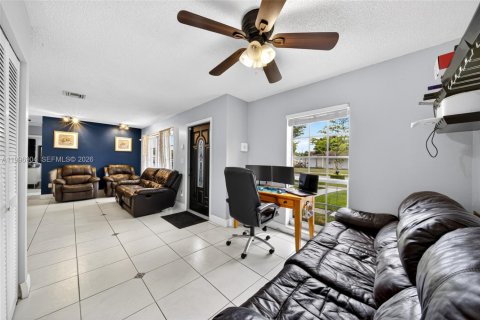Casa en alquiler en Miami, Florida, 3 dormitorios, 100.15 m2 № 2065752 - foto 4