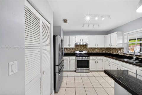 Casa en alquiler en Miami, Florida, 3 dormitorios, 100.15 m2 № 2065752 - foto 16