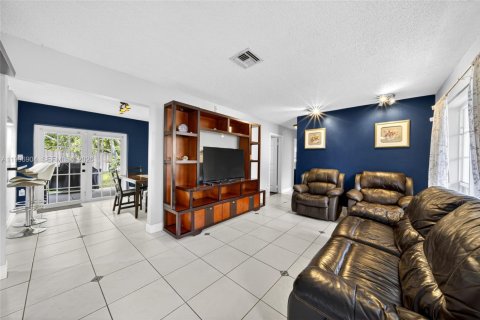 Casa en alquiler en Miami, Florida, 3 dormitorios, 100.15 m2 № 2065752 - foto 9