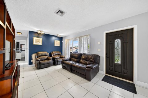 Casa en alquiler en Miami, Florida, 3 dormitorios, 100.15 m2 № 2065752 - foto 10