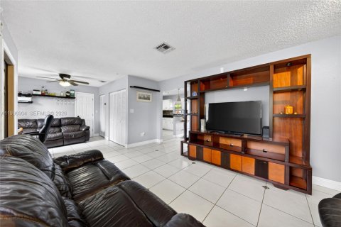 Casa en alquiler en Miami, Florida, 3 dormitorios, 100.15 m2 № 2065752 - foto 6