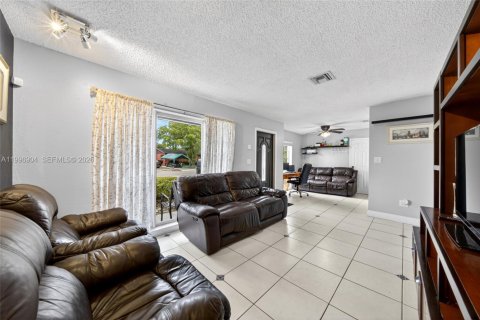 Casa en alquiler en Miami, Florida, 3 dormitorios, 100.15 m2 № 2065752 - foto 5