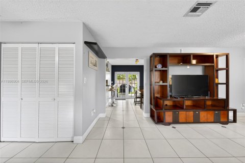 Casa en alquiler en Miami, Florida, 3 dormitorios, 100.15 m2 № 2065752 - foto 8