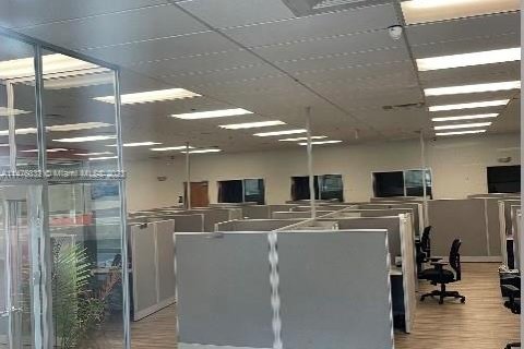 Oficina en alquiler en Medley, Florida № 805216 - foto 1