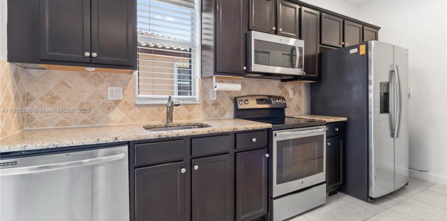 Immobilier commercial à Miami, Floride 1 chambre № 1974618