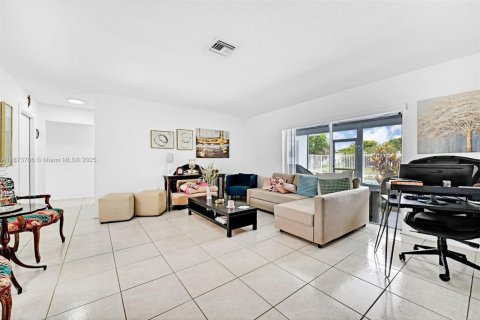 Villa ou maison à vendre à Sunrise, Floride: 3 chambres, 119.38 m2 № 1895880 - photo 13
