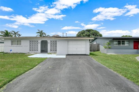 Casa en venta en Sunrise, Florida, 3 dormitorios, 119.38 m2 № 1895880 - foto 1