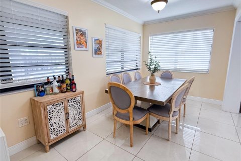 House in Hialeah, Florida 3 bedrooms, 150.41 sq.m. № 2036284 - photo 8