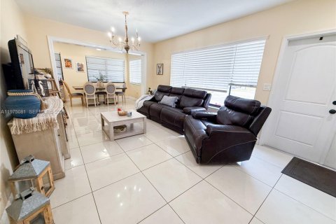 House in Hialeah, Florida 3 bedrooms, 150.41 sq.m. № 2036284 - photo 4