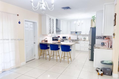 House in Hialeah, Florida 3 bedrooms, 150.41 sq.m. № 2036284 - photo 9
