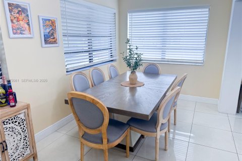 House in Hialeah, Florida 3 bedrooms, 150.41 sq.m. № 2036284 - photo 7