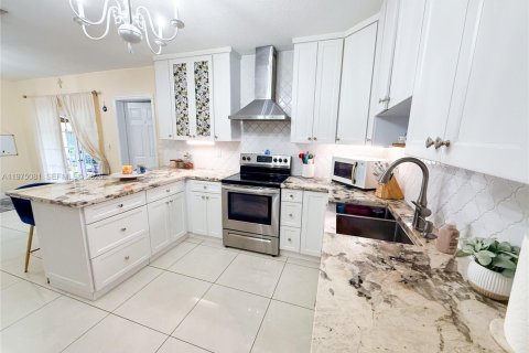 House in Hialeah, Florida 3 bedrooms, 150.41 sq.m. № 2036284 - photo 12