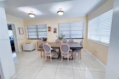 House in Hialeah, Florida 3 bedrooms, 150.41 sq.m. № 2036284 - photo 6