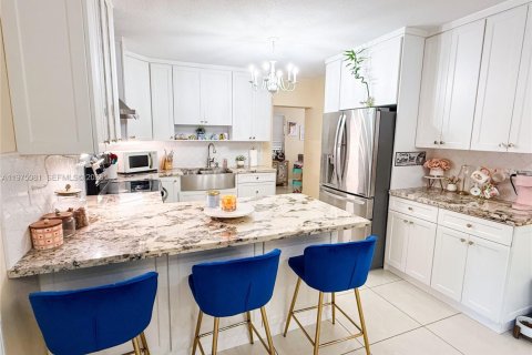 House in Hialeah, Florida 3 bedrooms, 150.41 sq.m. № 2036284 - photo 13