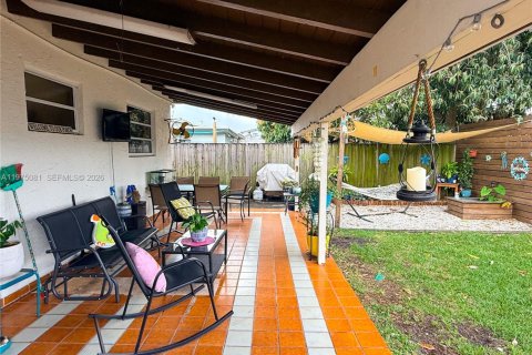 House in Hialeah, Florida 3 bedrooms, 150.41 sq.m. № 2036284 - photo 25