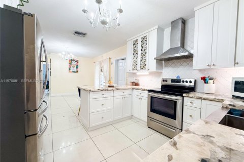 House in Hialeah, Florida 3 bedrooms, 150.41 sq.m. № 2036284 - photo 11