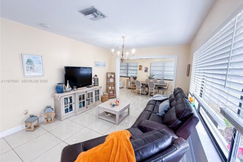 House in Hialeah, Florida 3 bedrooms, 150.41 sq.m. № 2036284 - photo 5