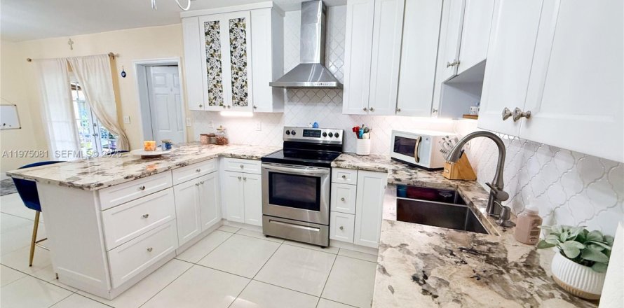 House in Hialeah, Florida 3 bedrooms, 150.41 sq.m. № 2036284