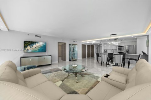 Снять в аренду кондоминиум в Халландейл-Бич, Флорида 2 спальни, 176.51м2, № 2035111 - фото 8