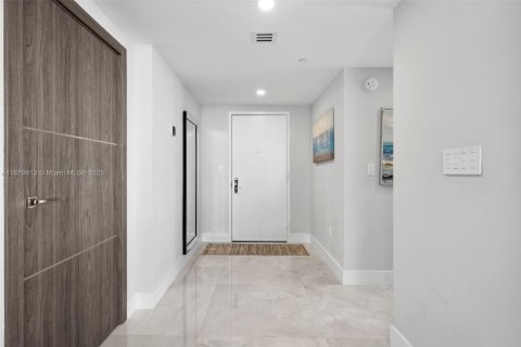 Снять в аренду кондоминиум в Халландейл-Бич, Флорида 2 спальни, 176.51м2, № 2035111 - фото 12