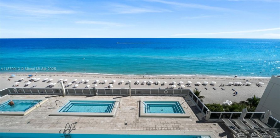 Кондоминиум с 2 спальнями в Халландейл-Бич, Флорида № 2035111