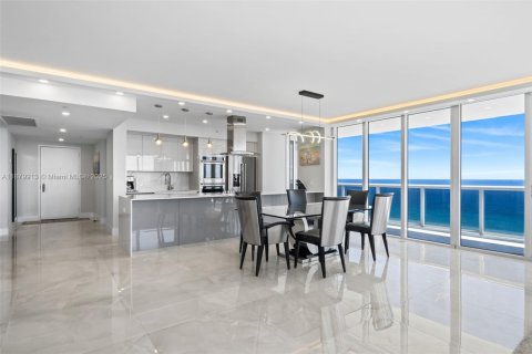 Снять в аренду кондоминиум в Халландейл-Бич, Флорида 2 спальни, 176.51м2, № 2035111 - фото 3