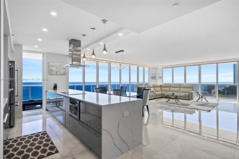 Снять в аренду кондоминиум в Халландейл-Бич, Флорида 2 спальни, 176.51м2, № 2035111 - фото 2