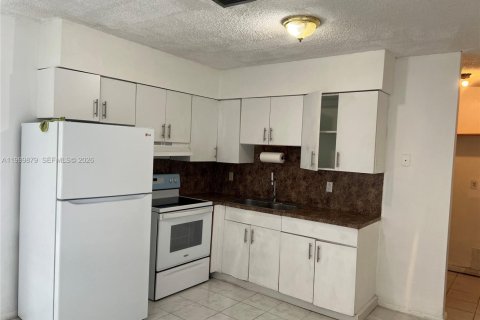 Снять в аренду виллу или дом в Холливуд, Флорида 3 спальни, 195.19м2, № 2064881 - фото 2