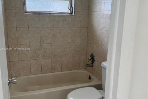 Снять в аренду виллу или дом в Холливуд, Флорида 3 спальни, 195.19м2, № 2064881 - фото 5