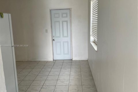 Снять в аренду виллу или дом в Холливуд, Флорида 3 спальни, 195.19м2, № 2064881 - фото 9