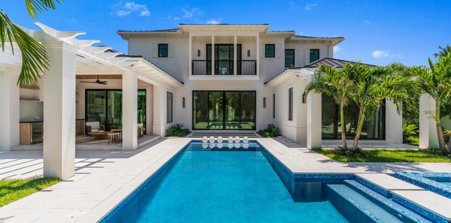 House in Delray Beach, Florida 4 bedrooms, 339.84 sq.m. № 2185338