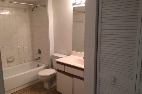 Condo in Pompano Beach, Florida, 1 bedroom № 1962197 - photo 8