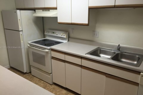 Condo in Pompano Beach, Florida, 1 bedroom № 1962197 - photo 3